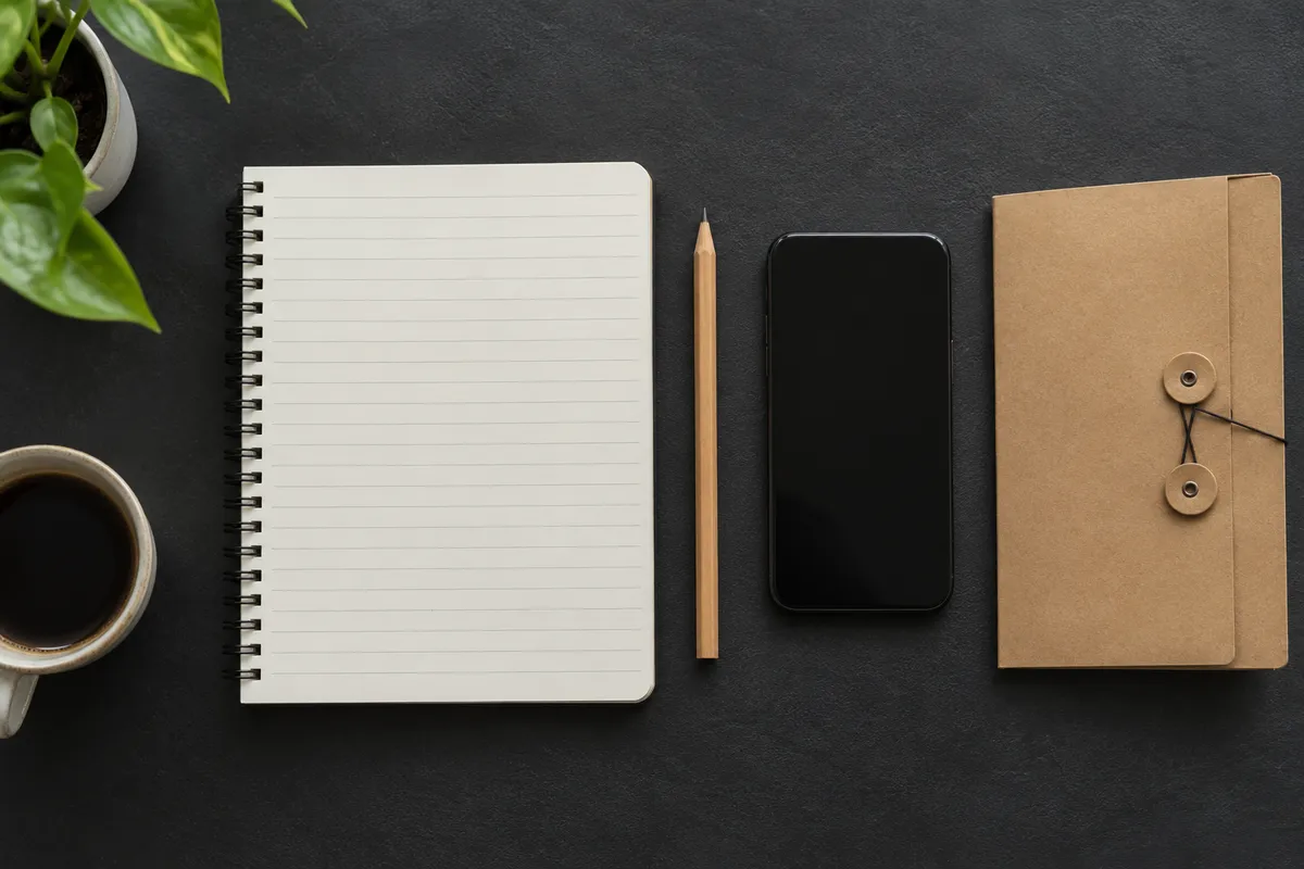 Quaderno vuoto, matita e cartella su una scrivania